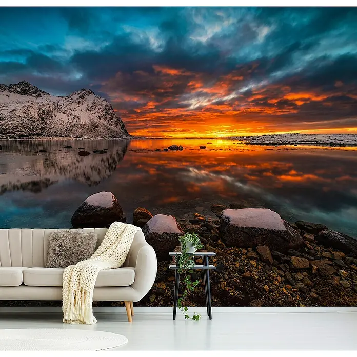 Papermoon Premium collection Fototapete Himmel in Feuer - B x H: 300 x 223 cm, Vlies - Wandbild mit einem atemberaubenden arktischen Sonnenuntergang über einem See mit schneebedeckten Bergen und Felsen im Vordergrund.