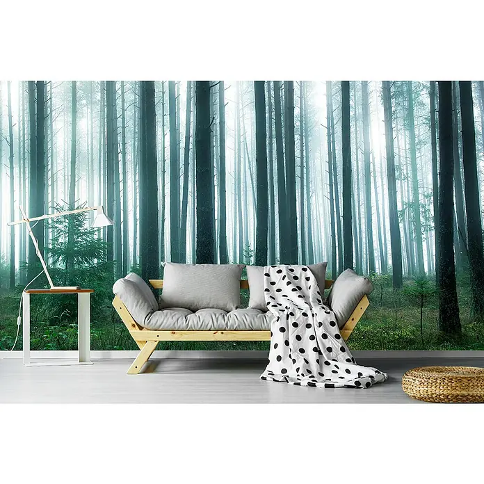 Papermoon Premium collection Fototapete See im Wald - B x H: 250 x 186 cm, Vlies - Foto von einer Couch mit Kissen und Decke, die vor einer Waldtapete steht, neben einem Tisch mit einer Lampe und einem Hocker.