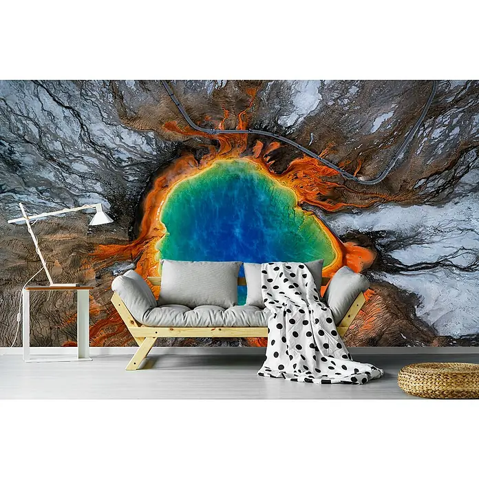 Papermoon Premium collection Fototapete Farben - B x H: 250 x 186 cm, Vlies - Wohnzimmer mit Sofa, Lampe und Ottomane vor einer fotorealistischen Tapete mit Geothermalquellen-Muster.