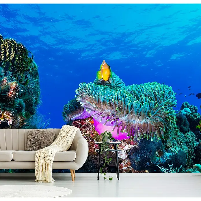 Papermoon Premium collection Fototapete Leben im Meer - B x H: 250 x 186 cm, Vlies - Ein Wohnraum mit einer Fototapete mit Unterwassermotiv, die eine ruhige und entspannende Atmosphäre erzeugt.