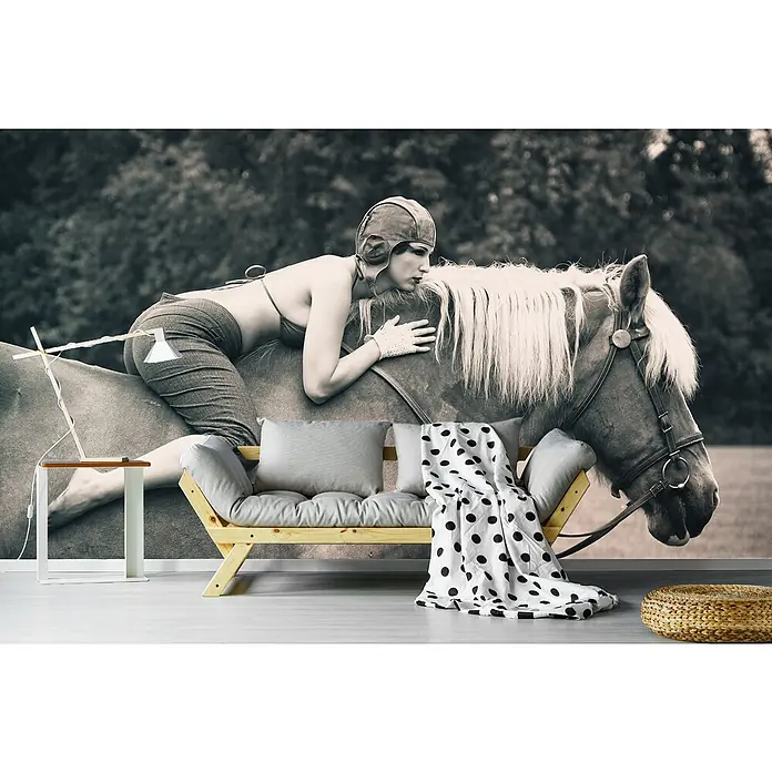 Papermoon Premium collection Fototapete Zu den Rennen - B x H: 450 x 280 cm, Vlies - Stilvolle Fototapete mit einer Frau auf einem Pferd, inszeniert als modernes Wandkunstwerk für ein elegantes Raumambiente.