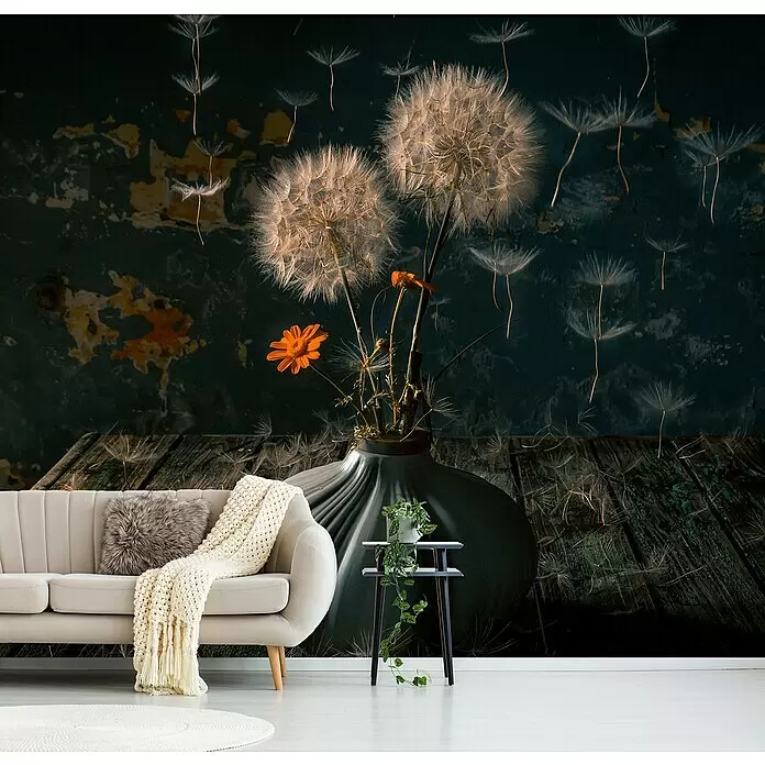 Papermoon Premium collection Fototapete Die Fallschirmjäger - B x H: 400 x 260 cm, Vlies - Tapete mit großen Löwenzahn-Pusteblumen, orangefarbenen Blüten und fliegenden Samen, die ein Zimmer mit beigem Sofa verschönert.