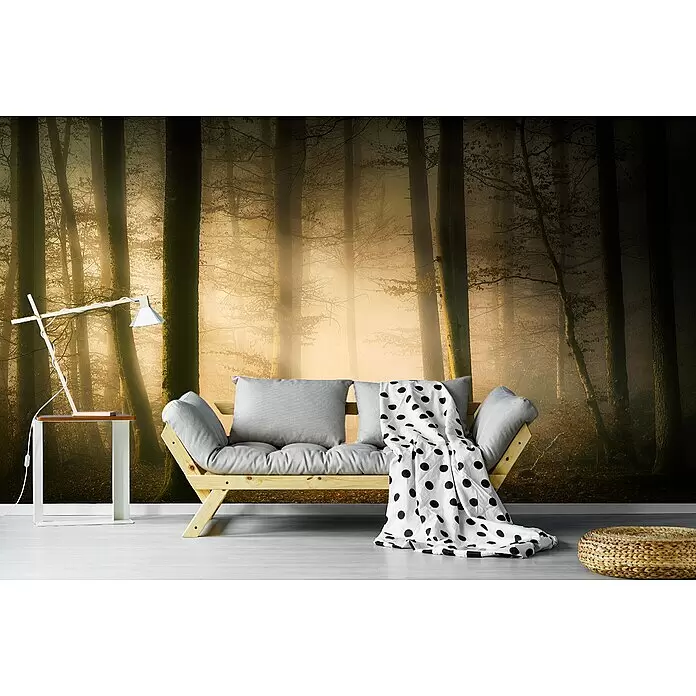 Papermoon Premium collection Fototapete November flüstert - B x H: 250 x 186 cm, Vlies - Modernes Holzsofa mit grauen Kissen und gepunkteter Decke in einem Raum mit nebliger Waldtapete.