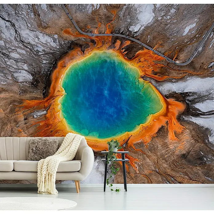 Papermoon Premium collection Fototapete Farben - B x H: 250 x 186 cm, Vlies - Wandbild mit einem Geothermalgebiet in Gelbstone mit einem Sofa und einem Tisch im Vordergrund, das eine stilvolle Dekoration bietet.