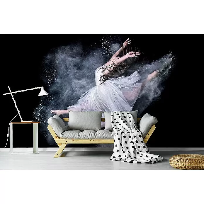 Papermoon Premium collection Fototapete Wolkentänzerin - B x H: 250 x 186 cm, Vlies - Großes Wandbild mit Tänzerin in weißem Puder über einem modernen Sofa mit grauen Kissen und gepunkteter Decke.
