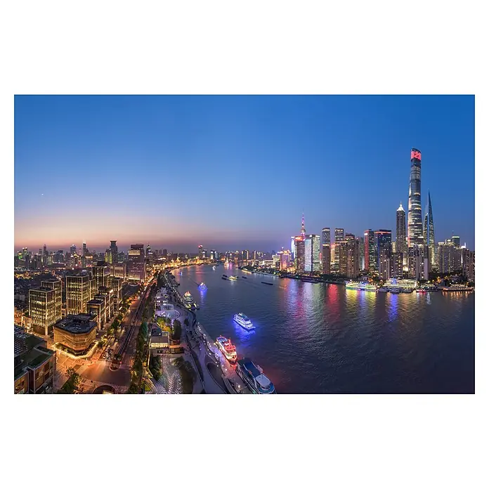 Papermoon Premium collection Fototapete Blaue Stunde Shanghai - B x H: 250 x 186 cm, Vlies - Panoramaaufnahme der beeindruckenden Skyline von Shanghai bei Nacht, die von glitzernden Lichtern und dem Fluss Huangpu geprägt ist.