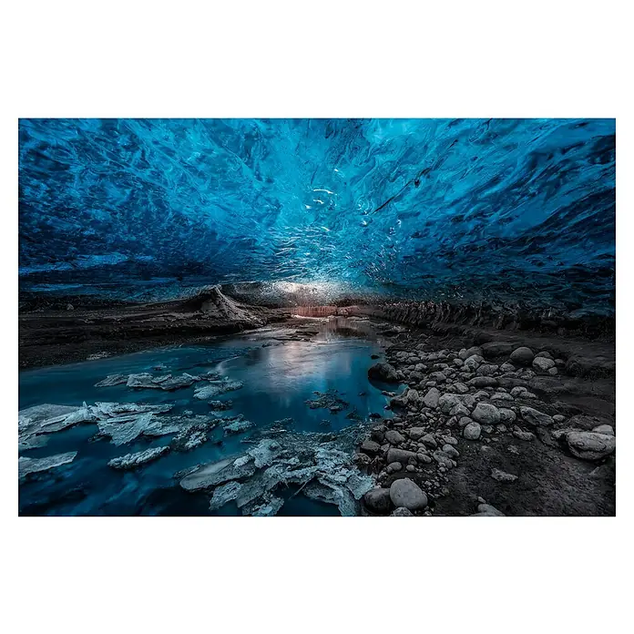 Papermoon Premium collection Fototapete Eishöhle - B x H: 400 x 260 cm, Vlies - Bezaubernde Eisgrotte mit blauem Eisdach und spiegelglattem Wasserlauf, der die mystische Atmosphäre des Ortes unterstreicht.