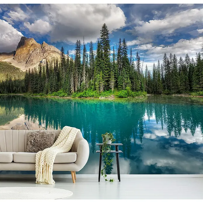 Papermoon Premium collection Fototapete Smaragd - B x H: 500 x 280 cm, Vlies - Wandbild mit einem See, Bergen und Bäumen, das eine ruhige Atmosphäre schafft. Perfekt, um jedem Raum eine natürliche Note zu verleihen.