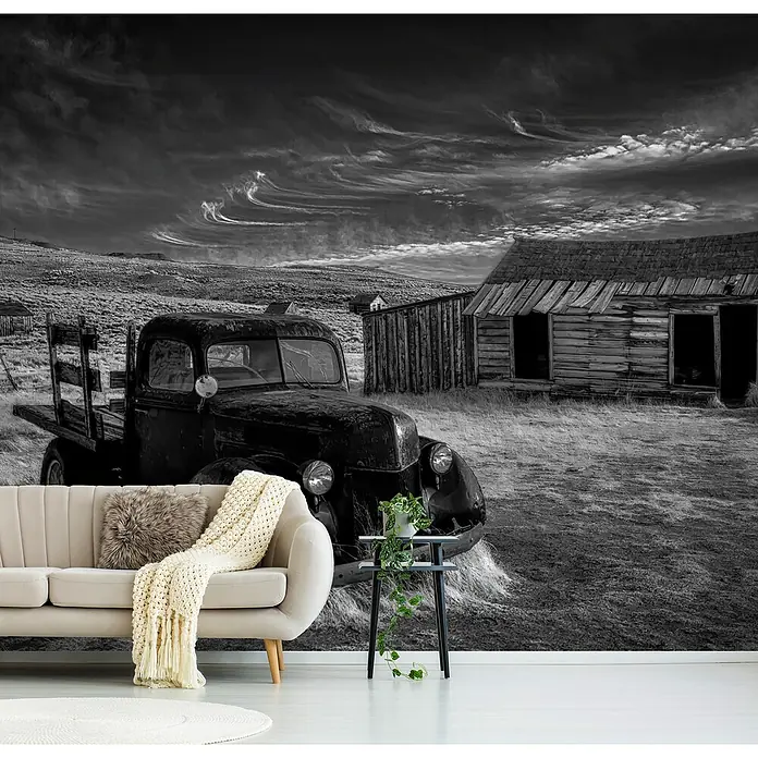 Papermoon Premium collection Fototapete Kein Gold mehr - B x H: 350 x 260 cm, Vlies - Wandbild mit altem Truck und Scheune. Schwarz-weiß Fototapete, die eine rustikale Szene mit einem Vintage-Truck und einer verlassenen Scheune zeigt.