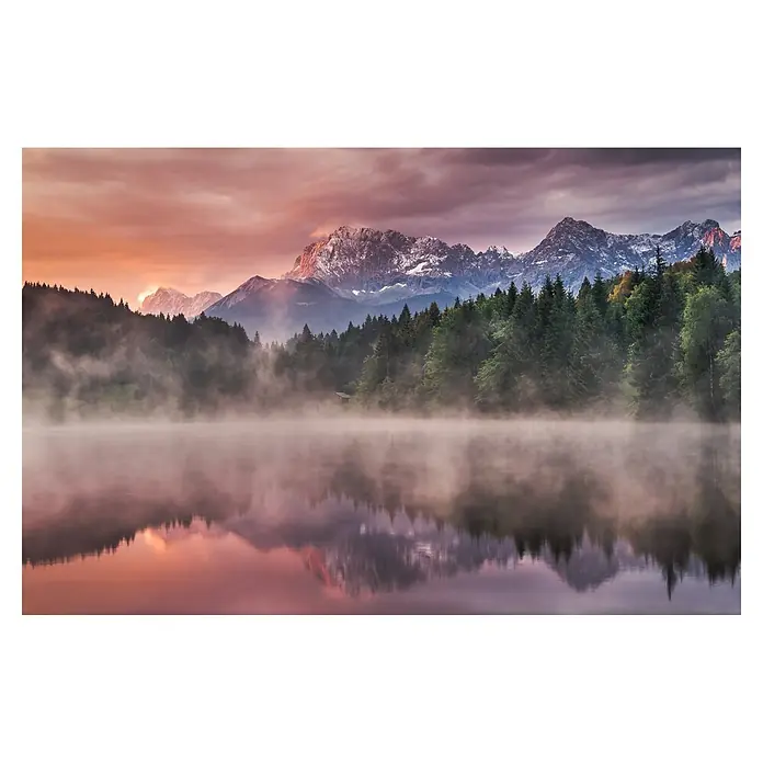 Papermoon Premium collection Fototapete Sonnenaufgang am See - B x H: 300 x 223 cm, Vlies - Idyllische Landschaft mit See, Bergen und Bäumen im Nebel bei Sonnenaufgang. Die Spiegelung verstärkt die friedliche Atmosphäre.
