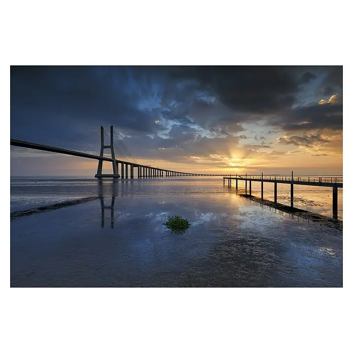 Papermoon Premium collection Fototapete Zwei Stege ins Meer - B x H: 250 x 186 cm, Vlies - Die Vasco-da-Gama-Brücke erstreckt sich über den Tejo Fluss bei Sonnenuntergang und spiegelt sich malerisch im Wasser.