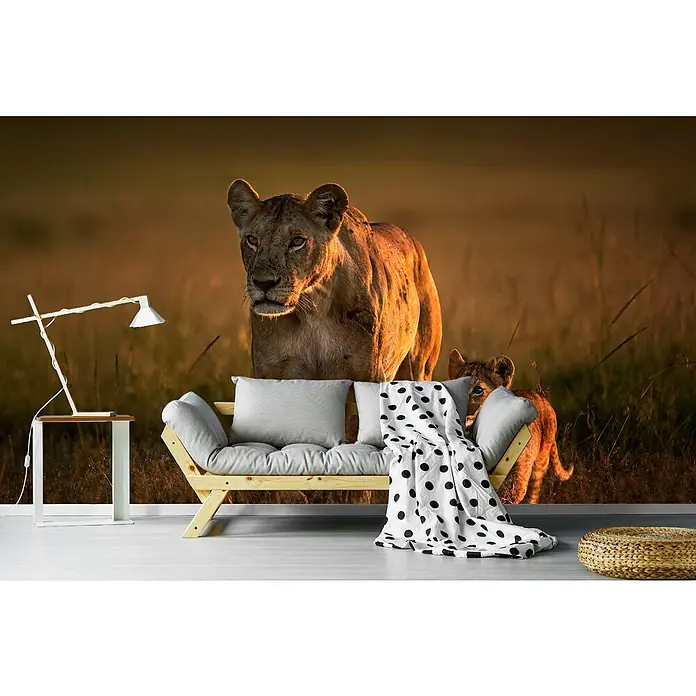 Papermoon Premium collection Fototapete Mom Löwin Mit Cub - B x H: 500 x 280 cm, Vlies - Wandbild mit Löwenmotiv, das eine gemütliche Wohnatmosphäre schafft. Das Muster ist detailreich und verleiht dem Raum einen Hauch von Wildnis.