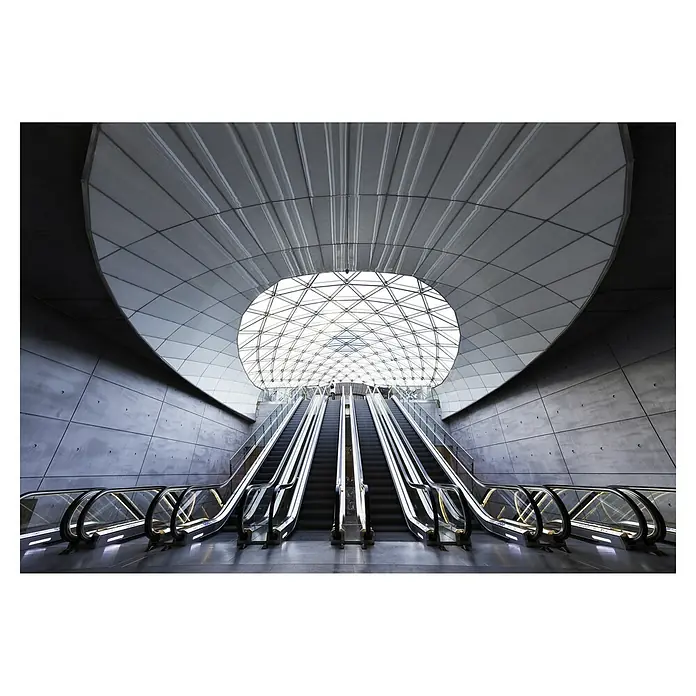 Papermoon Premium collection Fototapete Malmap-Station - B x H: 250 x 186 cm, Vlies - Die Aufnahme zeigt eine moderne U-Bahnstation mit Rolltreppen und einem beeindruckenden, gewölbten Dach mit Glasstruktur.