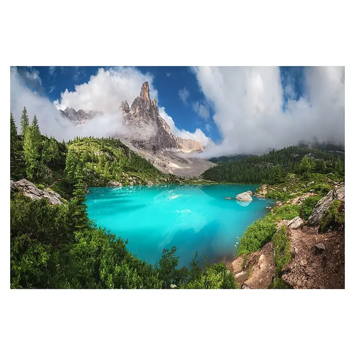Papermoon Premium collection Fototapete Lago di Sorapis Venetien - B x H: 300 x 223 cm, Vlies - Atemberaubende Aussicht auf einen Bergsee mit türkisfarbenem Wasser, umgeben von üppigem Grün und einem markanten Bergmassiv im Hintergrund.