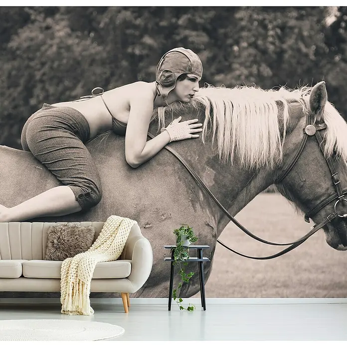 Papermoon Premium collection Fototapete Zu den Rennen - B x H: 450 x 280 cm, Vlies - Das Fototapete zeigt eine Frau im Vintage-Stil, die auf einem Pferd liegt. Eine stilvolle Wanddekoration für Liebhaber klassischer Eleganz.