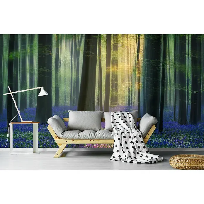 Papermoon Premium collection Fototapete Tagträume Bluebells - B x H: 250 x 186 cm, Vlies - Dekorative Waldtapete mit einem romantischen Sofa und einem Beistelltisch mit Lampe, ideal für ein ruhiges und entspannendes Ambiente.