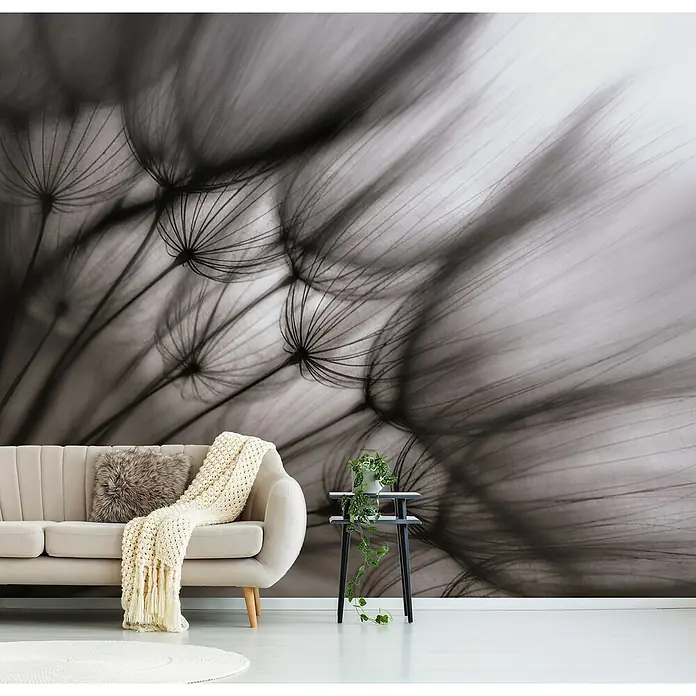 Papermoon Premium collection Fototapete Pusteblume Durchsch. - B x H: 200 x 149 cm, Vlies - Ein stilvolles Wohnzimmer mit einer beigen Couch, einem Beistelltisch mit Pflanze und einer Tapete mit Pusteblumen-Motiv, die dem Raum eine moderne Note verleiht.