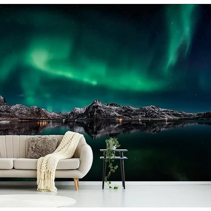 Papermoon Premium collection Fototapete Lofoten Nordlichter - B x H: 300 x 223 cm, Vlies - Tapete mit Nordlichtern im Wohnzimmer, zeigt lebendige grüne Lichter über schneebedeckten Bergen und einem spiegelnden See, schafft eine dramatische Naturkulisse.