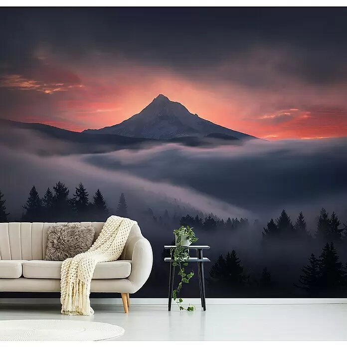 Papermoon Premium collection Fototapete Durch das Fenster - B x H: 350 x 260 cm, Vlies - Ein atemberaubendes Wandbild, das ein nebliges Gebirge und einen nebligen Wald bei Sonnenuntergang in einem modernen Wohnzimmer zeigt.