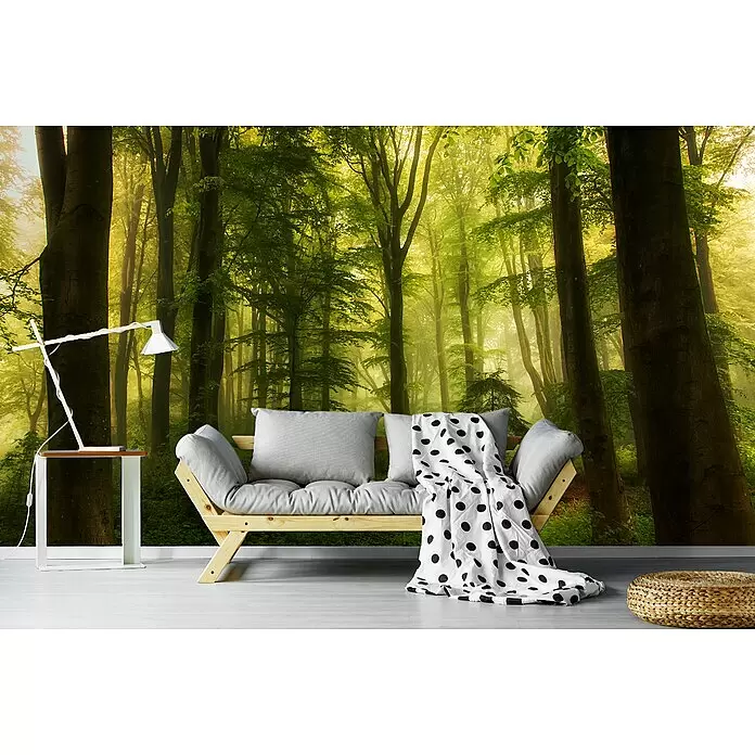 Papermoon Premium collection Fototapete Der kleine Baum - B x H: 300 x 223 cm, Vlies - Helles Holzsofa mit grauen Kissen, gepunkteter Decke, Beistelltisch mit Lampe und geflochtenem Pouf.
