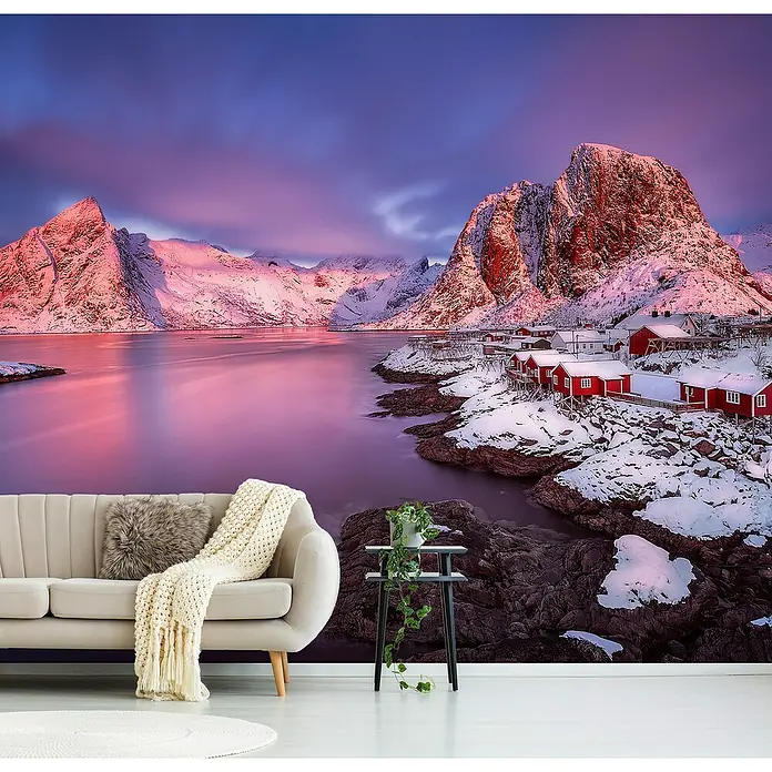 Papermoon Premium collection Fototapete Norwegen Fjord - B x H: 350 x 260 cm, Vlies - Ein stilvolles Wohnzimmer mit einer atemberaubenden Fototapete, die eine verschneite Berglandschaft in sanften Rosatönen zeigt.