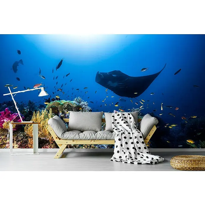 Papermoon Premium collection Fototapete Manta auf dem Riff - B x H: 250 x 186 cm, Vlies - Einladendes Interieur mit einem stilvollen Schlafsofa, das mit einer dekorativen Decke und Kissen für Komfort und Ästhetik sorgt.