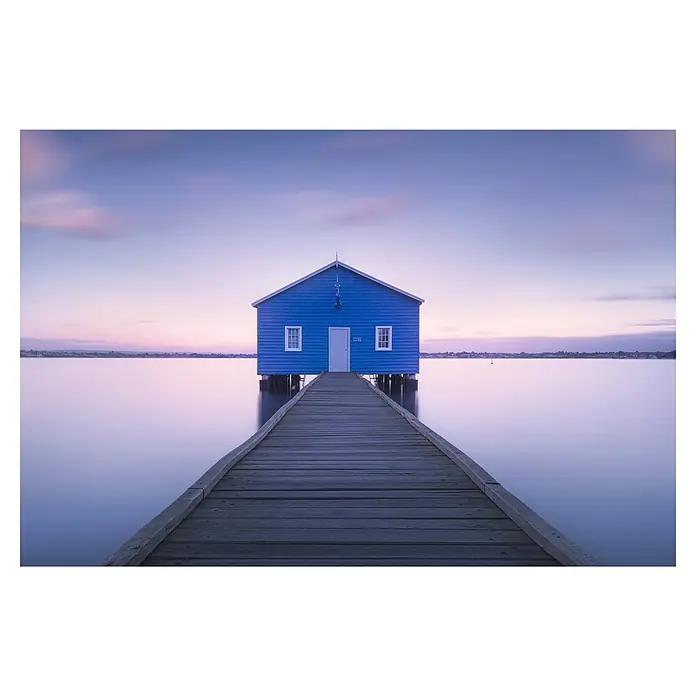 Papermoon Premium collection Fototapete Bootshaus - B x H: 450 x 280 cm, Vlies - Das blaue Bootshaus am Wasser mit Steg bietet einen malerischen Anblick und lädt zum Verweilen auf dem See ein.