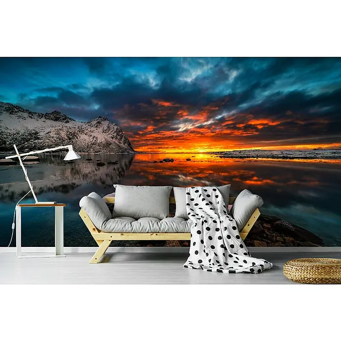 Papermoon Premium collection Fototapete Himmel in Feuer - B x H: 300 x 223 cm, Vlies - Wohnzimmer mit Couch und Fototapete mit Berglandschaft und Sonnenuntergang.