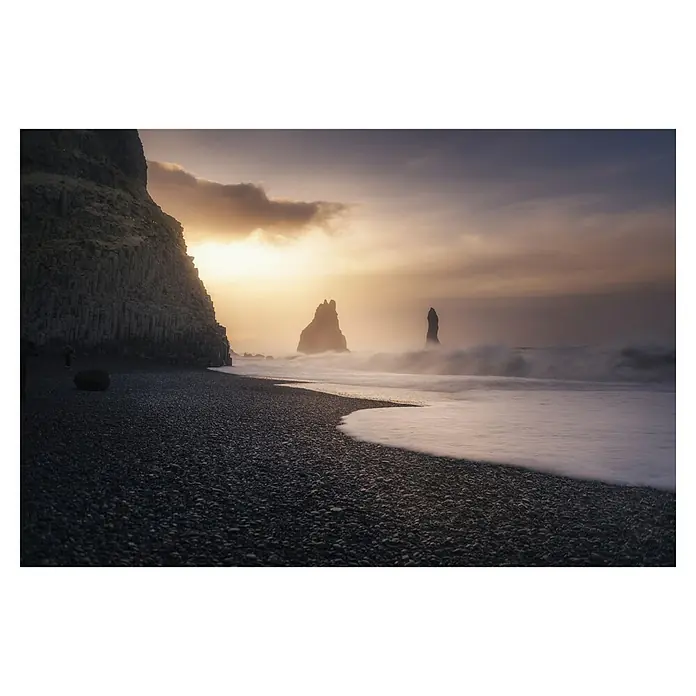 Papermoon Premium collection Fototapete Reynisfjara Sunrise - B x H: 400 x 260 cm, Vlies - Mystische Reynisfjara: Schwarzer Strand, Basaltsäulen und Felsnadeln im goldenen Abendlicht. Island pur.
