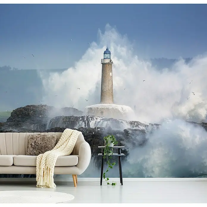 Papermoon Premium collection Fototapete Wildnis - B x H: 400 x 260 cm, Vlies - Das Foto zeigt ein stilvolles Wohnzimmer mit einer Fototapete mit einem Leuchtturm. Die Fototapete verleiht dem Raum eine maritime Atmosphäre.