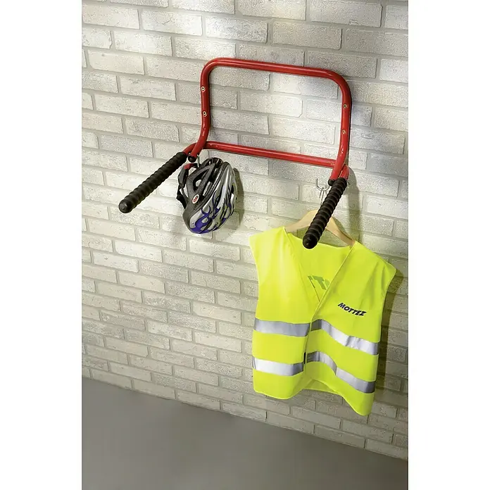 Fahrradhalterung B053QRA - Geeignet für: 2 Fahrräder, Belastbarkeit: 30 kg - Wandmontierter Fahrradträger mit Zubehör: Ein roter Fahrradträger hält einen Helm und eine gelbe Warnweste vor einer Ziegelwand.