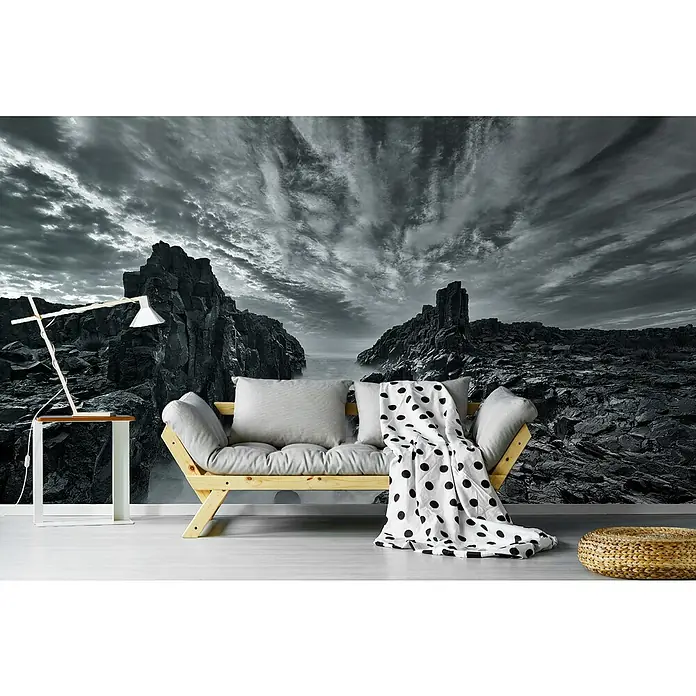 Papermoon Premium collection Fototapete Tor zum Himmel - B x H: 350 x 260 cm, Vlies - Stilvolles Wohnzimmer mit modernem Sofa, Tischlampe und trendiger Deko vor einer dramatischen Felslandschaft Tapete.