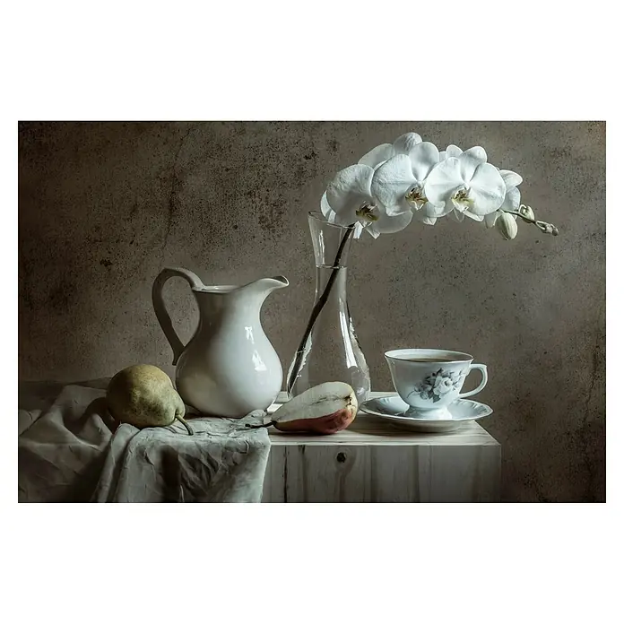 Papermoon Premium collection Fototapete Alte Mauer - B x H: 250 x 186 cm, Vlies - Ein Stillleben mit einer weißen Kanne, einer Orchidee in einer Vase, einer Tasse Tee und Birnen auf einem Tisch.