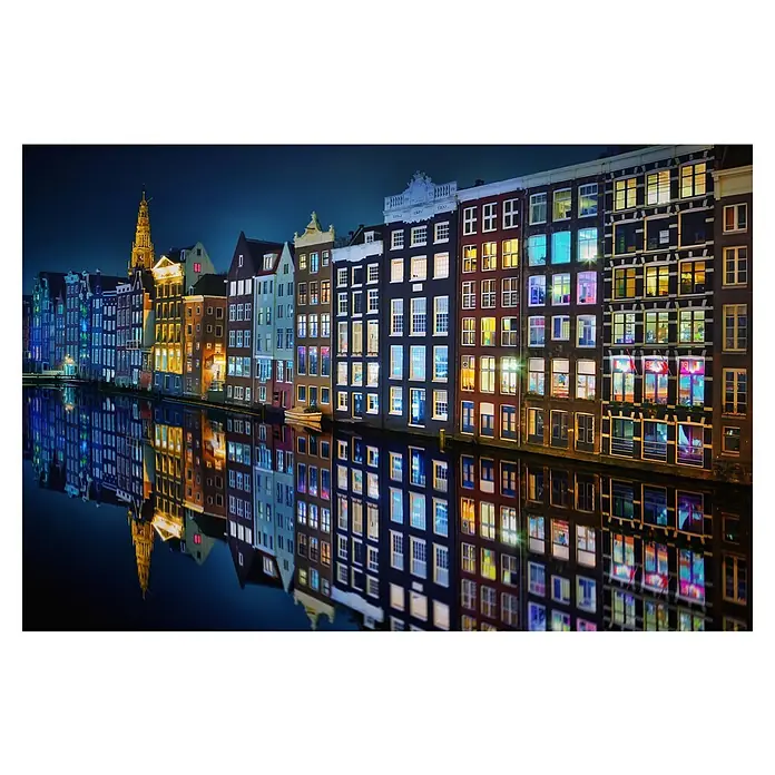 Papermoon Premium collection Fototapete Amsterdam Spiegel - B x H: 500 x 280 cm, Vlies - Spiegelung der beleuchteten Grachtenhäuser Amsterdams im Wasser, die eine faszinierende nächtliche Atmosphäre schafft.\n