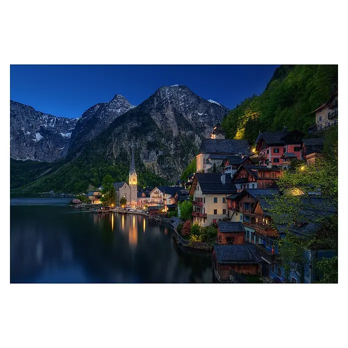 Papermoon Premium collection Fototapete Touristenansicht - B x H: 250 x 186 cm, Vlies - Abendlicher Blick auf Hallstatt am See, mit malerischen Häusern und beleuchteter Kirche vor Bergkulisse.
