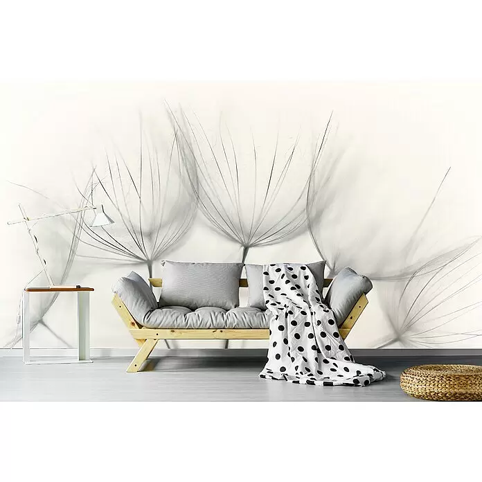 Papermoon Premium collection Fototapete Nahaufnahme Pusteblume - B x H: 300 x 223 cm, Vlies - Holz-Futonsofa mit grauen Kissen und einer weiß gepunkteten Decke in einem modernen Wohnzimmer.