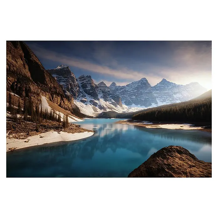 Papermoon Premium collection Fototapete Berge- und Seenlandschaft - B x H: 250 x 186 cm, Vlies - Spektakuläre Aufnahme von Moraine Lake, eingebettet in die schneebedeckten Rocky Mountains, mit kristallklarem, blauem Wasser, das die umliegende Landschaft reflektiert.