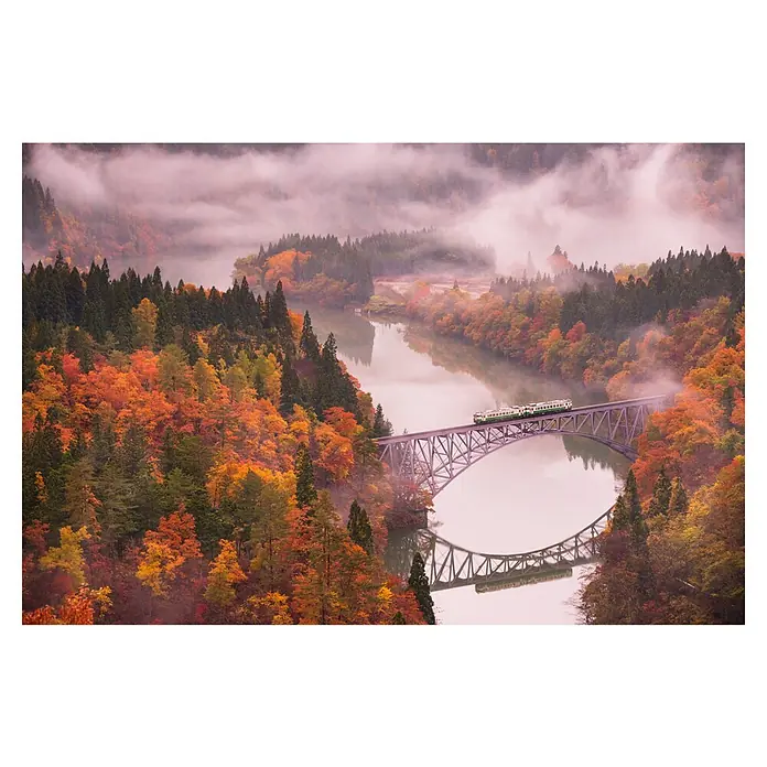 Papermoon Premium collection Fototapete Herbst Tadami Line - B x H: 400 x 260 cm, Vlies - Der Zug passiert eine Brücke über einen Fluss, umgeben von herbstlichen Wäldern und Nebel. Die Spiegelung des Zuges ist wunderschön im Wasser.