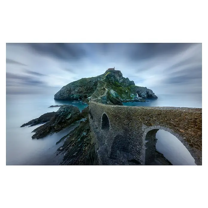 Papermoon Premium collection Fototapete Game of Thrones Dragonstone Island - B x H: 450 x 280 cm, Vlies - Atemberaubende Aufnahme von Gaztelugatxe, einer Insel mit einer ikonischen Brücke und Kirche, eingebettet in die raue Küste.