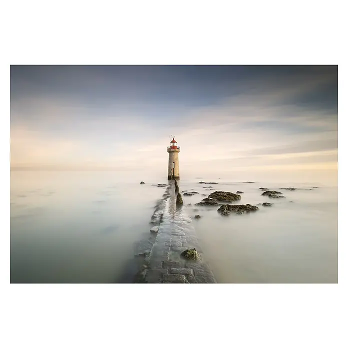 Papermoon Premium collection Fototapete Leuchtturm - B x H: 250 x 186 cm, Vlies - Ein Leuchtturm steht inmitten eines verschwommenen Meeres, verbunden durch einen steinernen Weg, der die ruhige und mystische Atmosphäre betont.