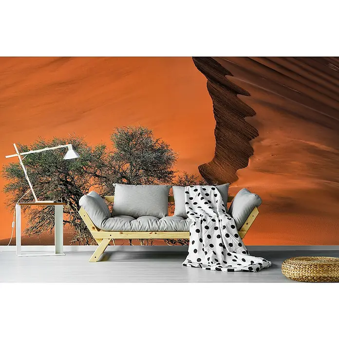 Papermoon Premium collection Fototapete Akazie in der Wüste - B x H: 300 x 223 cm, Vlies - Stilvolles Wohnzimmer mit Sofa, Lampe und Wandbild einer Sanddünenlandschaft in warmen Farben für ein gemütliches Ambiente.