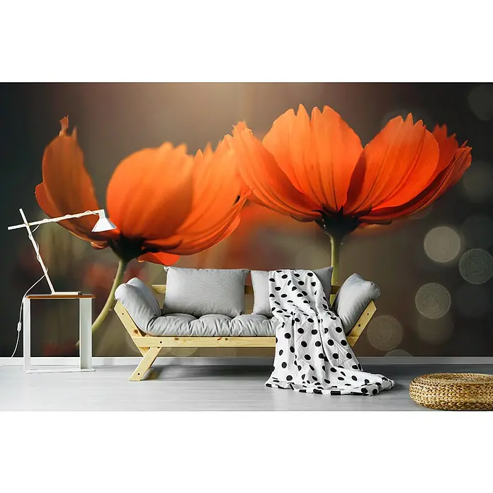 Papermoon Premium collection Fototapete Freunde - B x H: 500 x 280 cm, Vlies - Wohnzimmer mit stilvoller Couch, Tischlampe und Hocker vor einer Wand mit floralem Muster. Die perfekte Atmosphäre zum Entspannen.