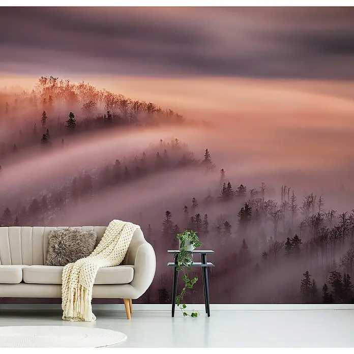 Papermoon Premium collection Fototapete Flut - B x H: 500 x 280 cm, Vlies - Wohnzimmer mit Sofa, Tisch und Fototapete mit Waldmotiv im Nebel, die eine entspannende Atmosphäre erzeugt und den Raum optisch erweitert.