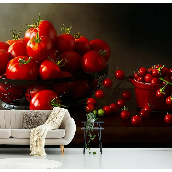 Papermoon Premium collection Fototapete Zu Viele Tomaten - B x H: 250 x 186 cm, Vlies - Ein Wandbild mit dem Motiv von saftigen Tomaten in einem Wohnzimmer, das eine frische und natürliche Atmosphäre schafft.