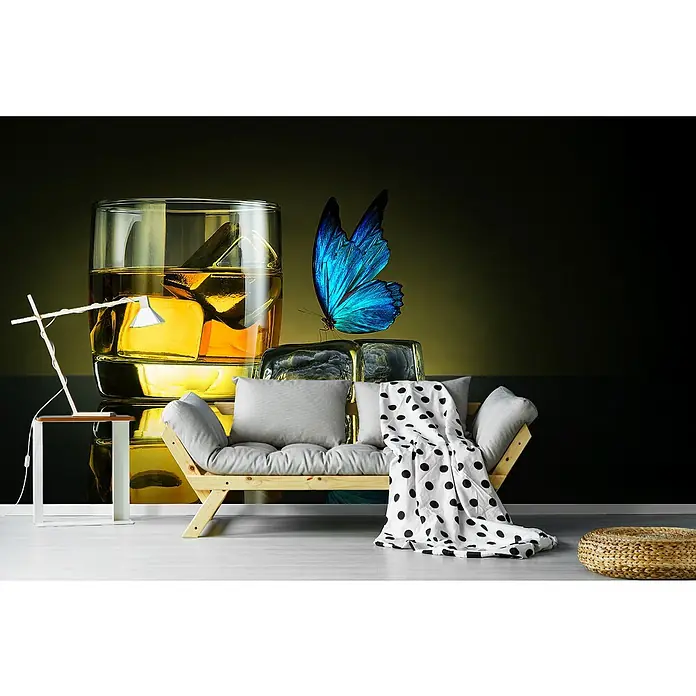 Papermoon Premium collection Fototapete Schmetterling und Whisky on Ice - B x H: 350 x 260 cm, Vlies - Ein gemütliches Wohnzimmer mit einem hellen Sofa, einem Getränk im Glas und einem dekorativen Schmetterling als Wandbild.