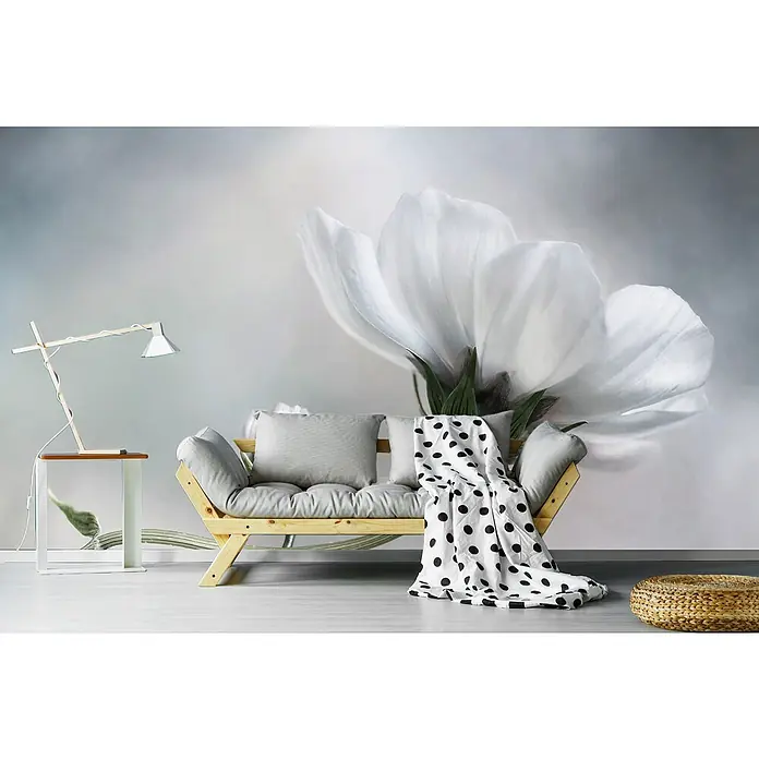 Papermoon Premium collection Fototapete Einfach Kosmos - B x H: 500 x 280 cm, Vlies - Ein stilvolles Wohnzimmer mit einem hellen Holzbettsofa, Akzenten in Grau und einem großen Blumenwandbild für eine ruhige Atmosphäre.