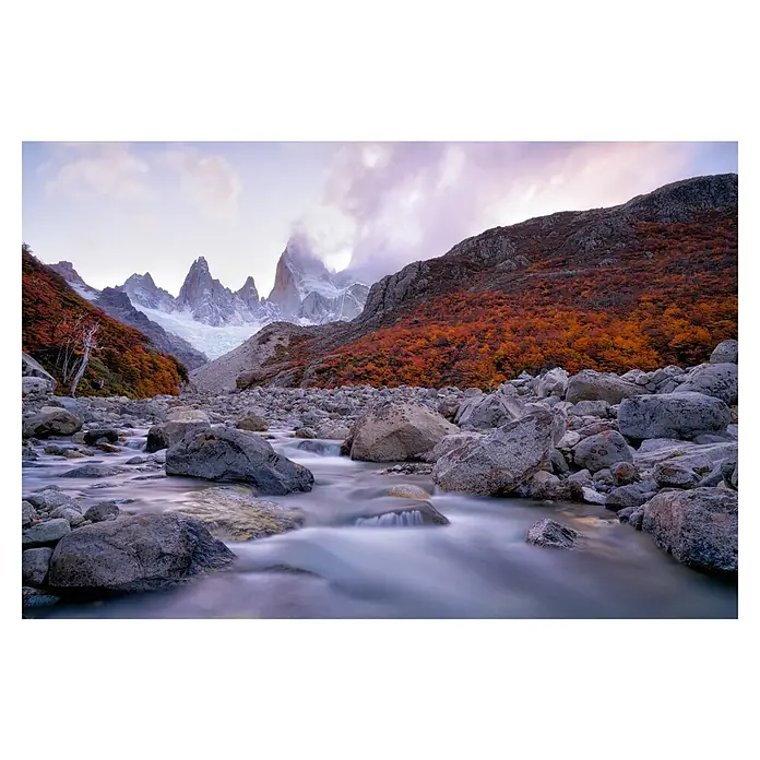 Papermoon Premium collection Fototapete Fitz Roy Twilight - B x H: 500 x 280 cm, Vlies - Bergbach-Szene mit glatten Felsen und herbstlichen Bäumen, die die Landschaft mit ruhigem Wasser und natürlicher Pracht hervorheben.