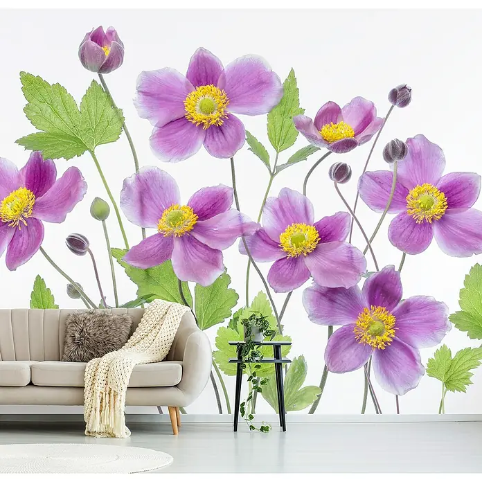 Papermoon Premium collection Fototapete Lila Blume - B x H: 400 x 260 cm, Vlies - Nahaufnahme eines Raumes mit beigem Sofa, Beistelltisch und einer Wand mit floralem Anemonenmuster, das eine ruhige, einladende Atmosphäre schafft.