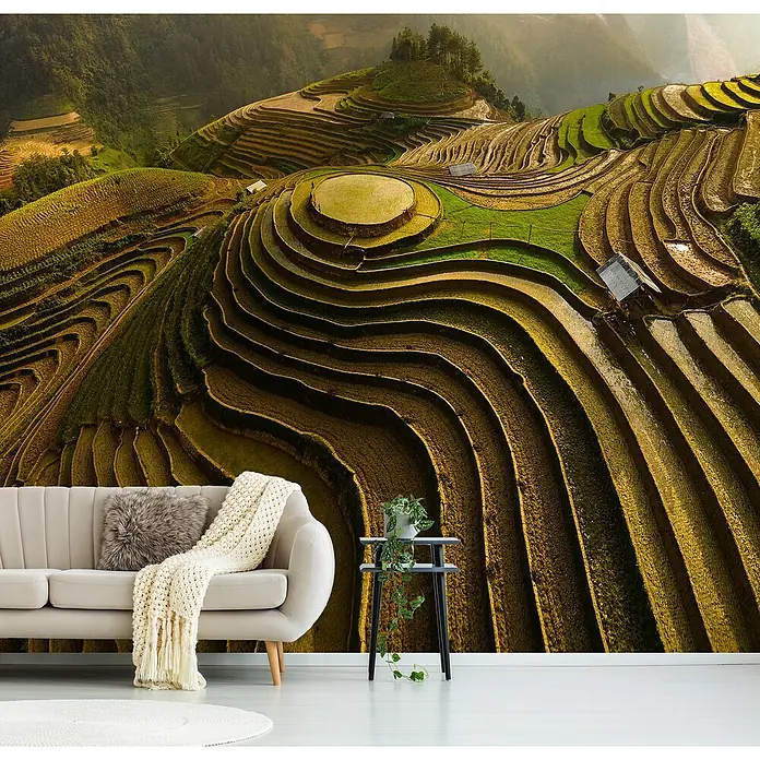 Papermoon Premium collection Fototapete Mu Cang Chai Vietnam - B x H: 400 x 260 cm, Vlies - Eine Nahaufnahme einer Wohnzimmereinrichtung mit einer atemberaubenden Tapete mit Reisterrassen als Blickfang.