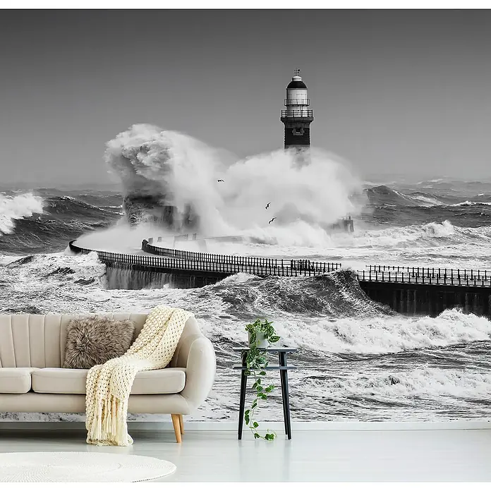 Papermoon Premium collection Fototapete Macht des Meeres - B x H: 500 x 280 cm, Vlies - Wandbild mit einem Leuchtturm und tosenden Wellen, das dem Raum einen dramatischen und maritimen Touch verleiht.